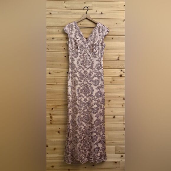 Tadashi Shoji Medium Rose Gold Paillette Embroidered Lace Scalloped V-Neck Gown - Picture 1 of 16